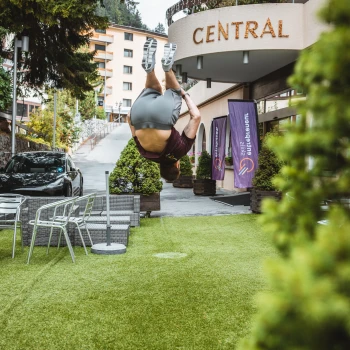 Freudesprung vor dem Hotel in Davos, wo das Bootcamp stattfand