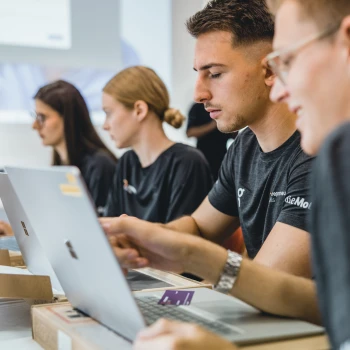 Alle Finalist:innen wurden mit Laptops von Microsoft ausgestattet