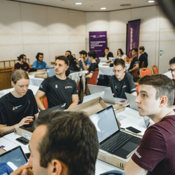 Die Finalistinnen und Finalisten hören konzentriert den Inputs zu