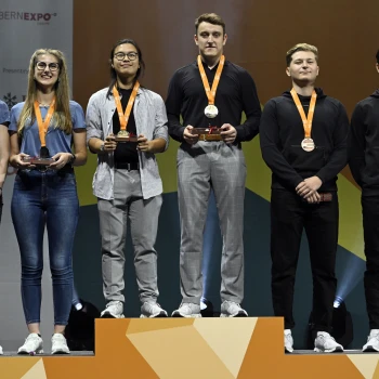 Die wohlverdienten Sieger auf dem Podest: 1) Ray und Ralf, 2) Julia und Maria, 3) Gian und Yannick