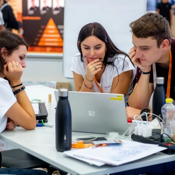 Giorgia, Eleonora und Ralf bei der Arbeit an den Geschäftsideen.