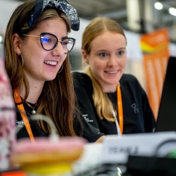 Maria und Julia bei der Arbeit an ihrer Geschäftsidee, bei der es um die Aufklärung in der Sekundarschule ging.