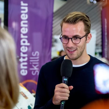 Andri Silberschmidt ist Präsident der IG EntrepreneurSkills und gab vor Kamera Auskunft, weshalb das unternehmerische Denken und Handeln wichtig ist