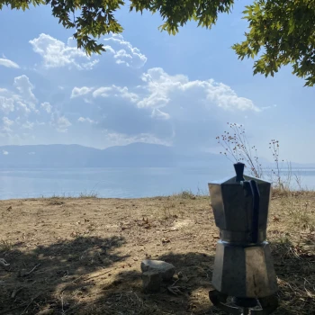 Chaveli: Wir sind mit einem selbst umgebauten Camper durch den Balkan gereist - Slowenien, Kroatien, Montenegro, Albanien - Dieses Bild entstand an einem ruhigen Morgen am Ohridsee, an der Grenze von Albanien zu Nordmazedonien. Es war wunderschön!!