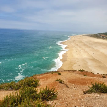Noah: Portugal, Strand in Nazare. Mit Freunden 3 Wochen Roadtrip