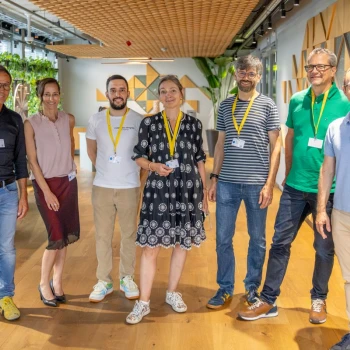 v.l.n.r.: Toni Schmid (GF von FH SCHWEIZ), Sandra Adlesgruber (Leiterin Kommunikation und Angebote bei FH SCHWEIZ), Alan Stamberger (Digital Specialist bei FH SCHWEIZ), die Gewinner:in Petra, Ewald und Thomas sowie Primo Amrein (National Skills DIrector bei Microsoft Schweiz)