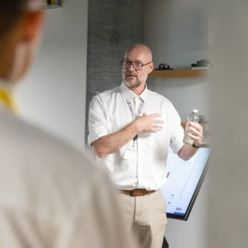 René Knoefel (Director Microsoft Innovation Hub) bei Microsoft Schweiz nahm sich die Zeit, selbst alle KI-Stationen zu erklären