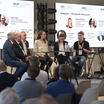 Paul Trüssel (Director Executive Search Kienbaum), Prof. Dr. Jochen Schellinger (Vizerektor Lehre BFH), Alex Friedl (Leiter Leistungen, Partnering & Public Affairs Sanitas), Sabine Östlund (Moderation), Regina Ebnöther (Linguista Sprachaufenthalte) & Kenny Merz (Ambassador SwissSkills)