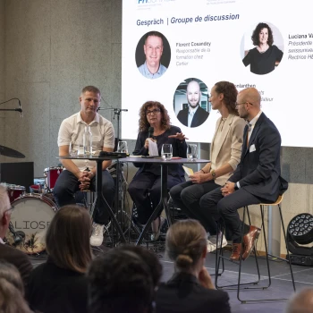 Florent Cosandey (Responsable de la formation Cartier), Luciana Vaccaro (Présidente swissuniversities, Rectrice HES-SO) Sabine Östlund (Moderation) & Johan Vonlanthen (Groupe-E, Co-Fondateur Cavo-Pass) und