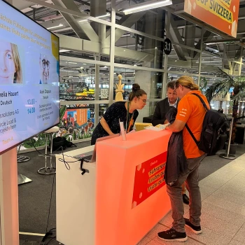 Armin Baumann wird am Welcome-Desk vom Team empfangen
