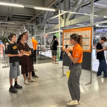 Aurélie Morand spricht zu ihrer Gruppe