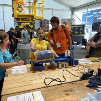 Simon Schmid mit seiner Gruppe am Stand 