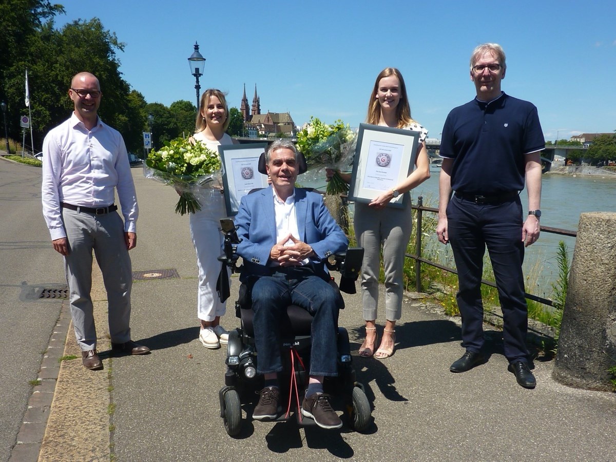 Preisvergabe des BGP HR-Awards vom 1. Juli 2020 am Rhein in Basel: Nebst Lena Pritz wurde auch Tina Buchmeier für ihre Masterarbeit an der Universität Basel ausgezeichnet. v.l.n.r. Dr. S. Ulbrich, L. Pritz, S. Suter, T. Buchmeier, Prof. Dr. M. Beckmann