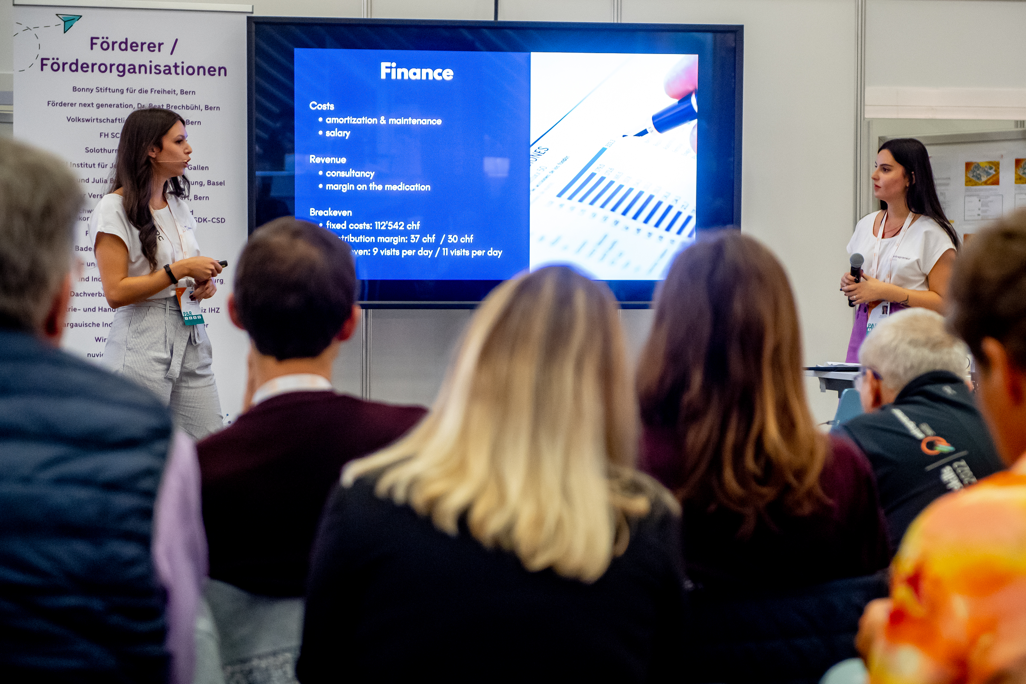 Das Tessinerteam (hier Giorgia und Eleonora) hatten die Idee einen sicheren, anonymen Ort zu gestalten, wo junge Frauen die Pille danach bekommen konnten.