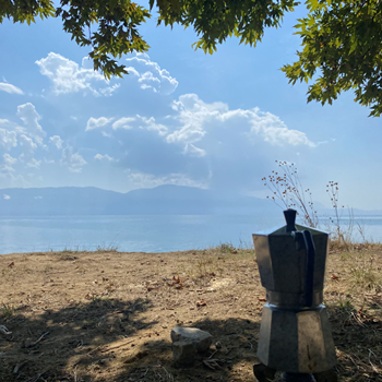 Chaveli: Wir sind mit einem selbst umgebauten Camper durch den Balkan gereist - Slowenien, Kroatien, Montenegro, Albanien - Dieses Bild entstand an einem ruhigen Morgen am Ohridsee, an der Grenze von Albanien zu Nordmazedonien. Es war wunderschön!! 