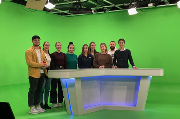 Vor dem Greenscreen - mal anders: Auch wir durften einmal im Rampenlicht stehen. 