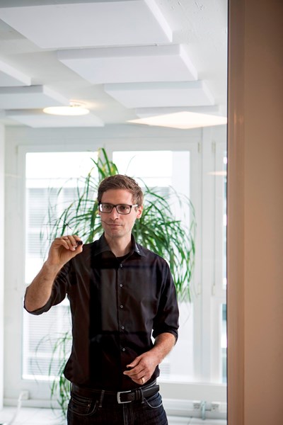 CEO Lukas Arnet treibt mit Siworks die Digitalisierung im Bauwesen voran. Bild Julian Rüthi