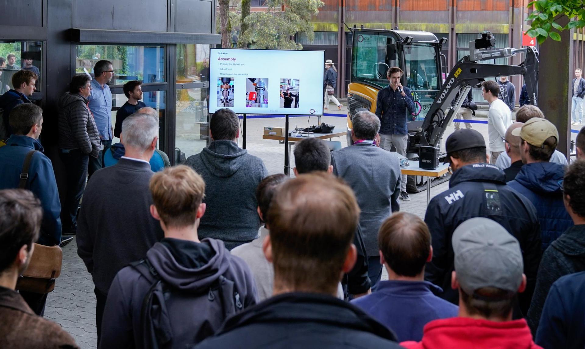 Student präsentiert seinen Prototypen