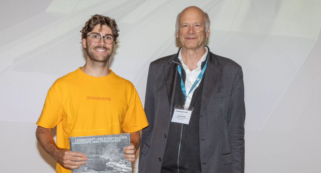 Der angehende Bauingenieur der FH Graubünden hat eine Fuss- und Velobrücke über den Rhein entworfen und damit die internationale Jury des Footbridge Symposiums 2025 überzeugt. (Bild: Yvonne Bollhalder) Der angehende Bauingenieur der FH Graubünden hat eine Fuss- und Velobrücke über den Rhein entworfen und damit die internationale Jury des Footbridge Symposiums 2025 überzeugt. (Bild: Yvonne Bollhalder)