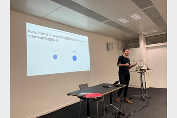 "Blick2025"-Projektleiter Adrian Gottwald führt uns an "sein" Produkt heran. 