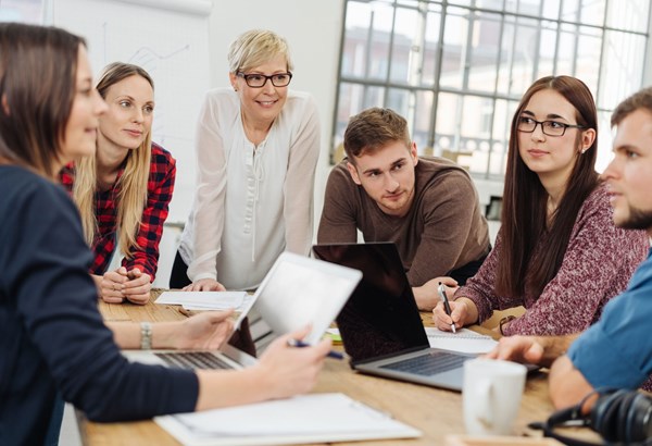 Erfolgsrezepte gegen den Arbeitskräftemangel: Kompetenzen statt Titel, Augenhöhe statt Autorität, gelebte Werte statt leerer Worte Erfolgsrezepte gegen den Arbeitskräftemangel: Kompetenzen statt Titel, Augenhöhe statt Autorität, gelebte Werte statt leerer Worte
