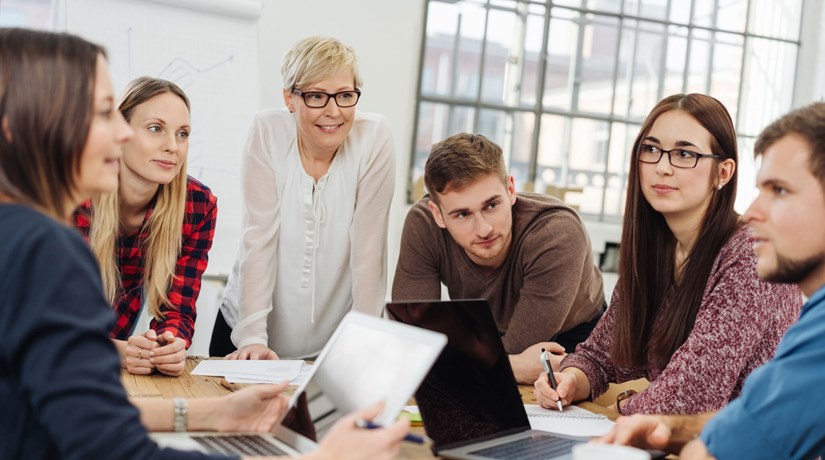 Erfolgsrezepte gegen den Arbeitskräftemangel: Kompetenzen statt Titel, Augenhöhe statt Autorität Erfolgsrezepte gegen den Arbeitskräftemangel: Kompetenzen statt Titel, Augenhöhe statt Autorität
