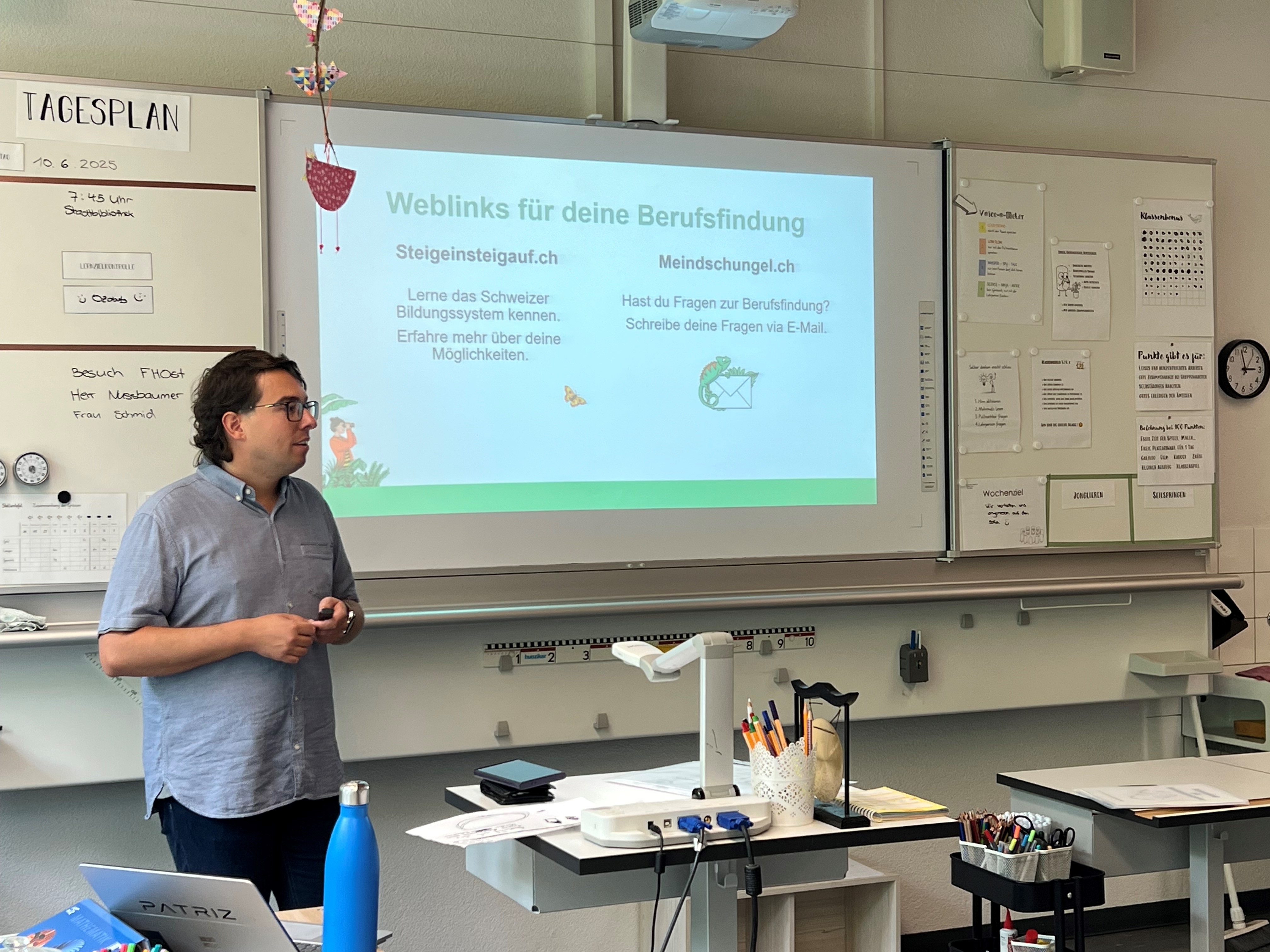 Auf www.steigeinsteigauf.ch oder www.meindschungel.ch finden die Schüler:innen für die Berufsbildung erklärt FH-Botschafter Daniel Nussbaumer.