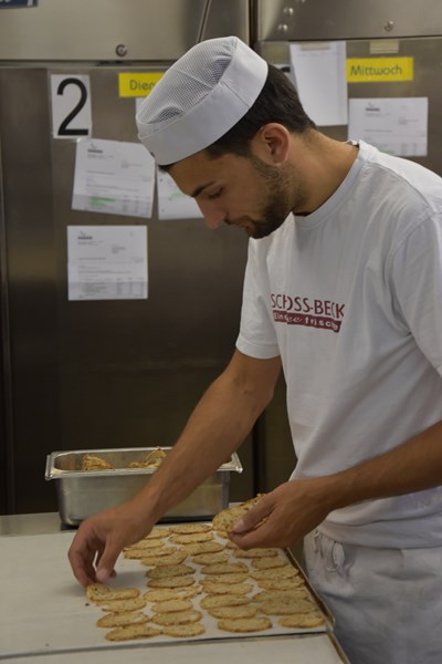 Gabriel bei seiner Arbeit als Bäcker-Konditor
