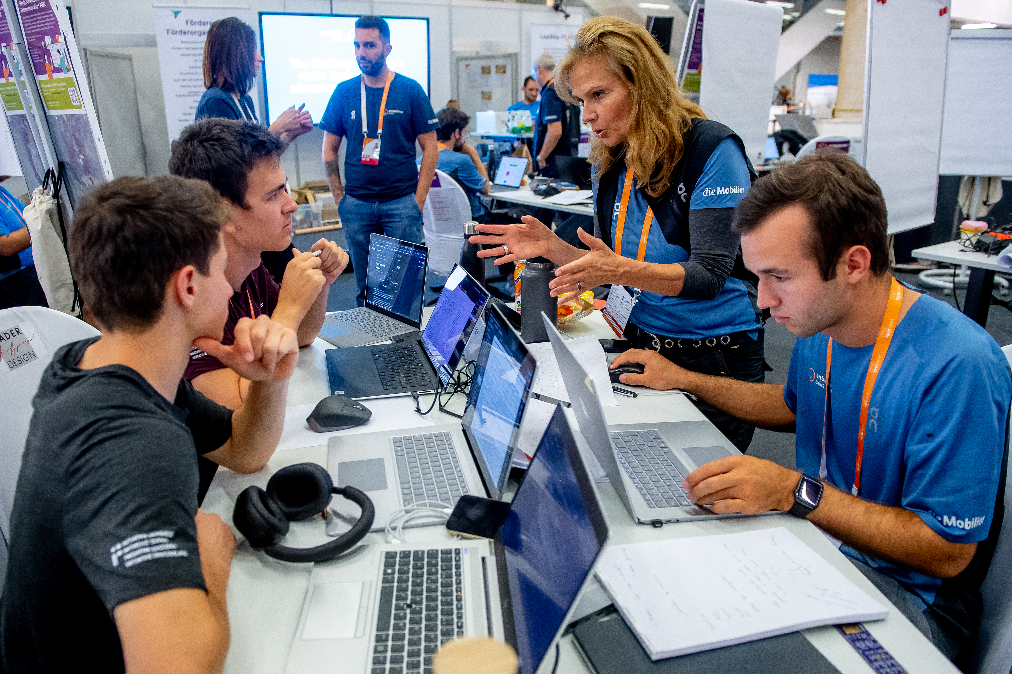 Coach und Expertin Regula Buob gibt dem Team aus dem Aargau (Eric, Noah und Janik) Tipps 