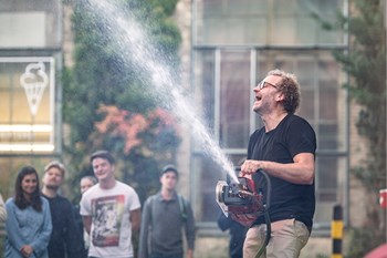 Seine zur Wasserpumpe umgebaute Motorsäge präsentierte Gabriel Schneider, Dozent für Produktentwicklung. (Bild: Christoph Kaminski) 