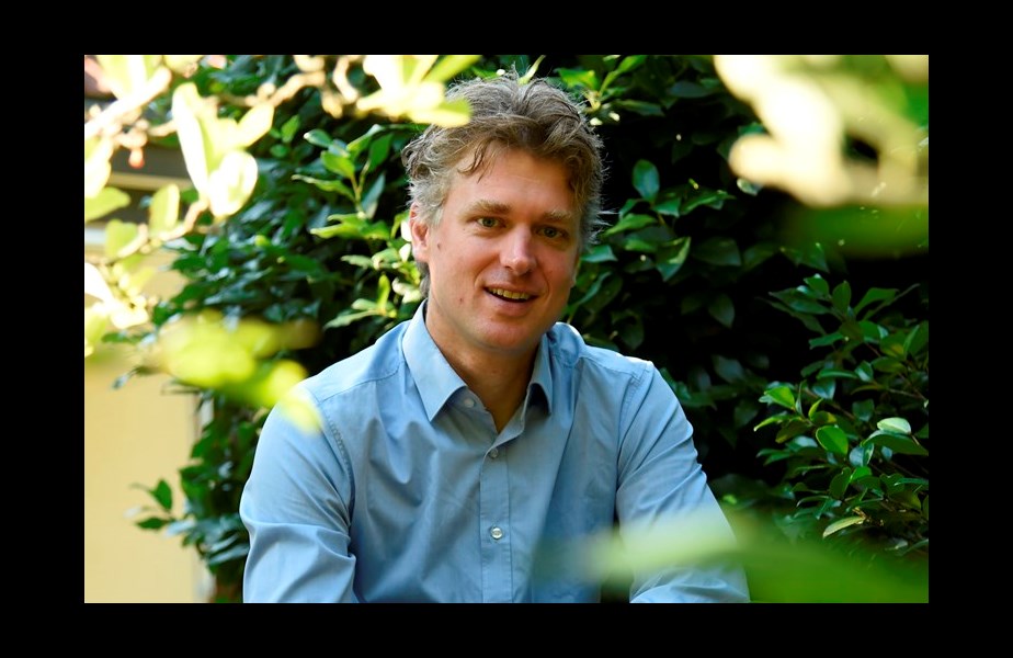 Jongleur mit Sprachen und Bäl