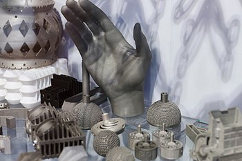 In verschiedenen Projekten zum Drucken von Metall, Keramik und nachhaltigen, natürlichen Materialien wird an filigranen, materialsparenden und dennoch stabilen Formen geforscht. Bild: Conradin Frei 