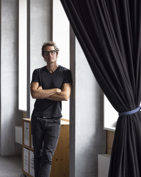 Norman Süsstrunk in den Räumen der FH Graubünden - Bild: Linda Pollari