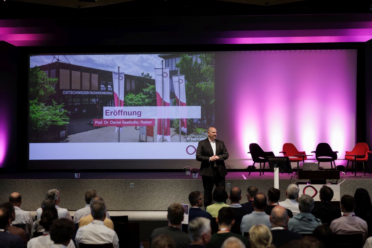 Rektor Daniel Seelhofer begrüsst die zahlreichen Gäste