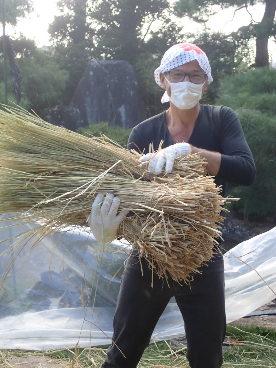 Auch nach so vielen Jahren bei FH SCHWEIZ liebt er die Arbeit immer noch über alles. Vor allem die Flexibilität schätzt er sehr. Für seinen Ausgleich macht Toni viel Sport. Egal ob mit dem Bike, den Skieren oder in seinen vielen Jogging-Schuhen. Und ja: Japan mögen er und seine Frei seit Jahren sehr.