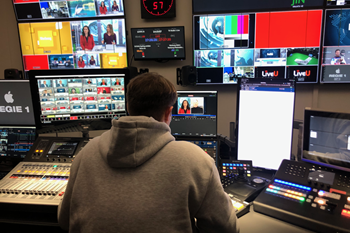 Regie-Schnitt: Hinter den Kulissen werden unter Zeitdruck die Aufnahmen geschnitten. 