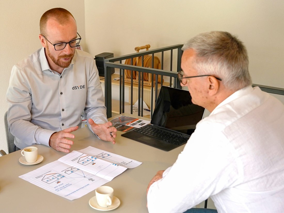 Lucien Debons berät einen Kunden seiner Firma «dSYDE SA» zu Energiegemeinschaften