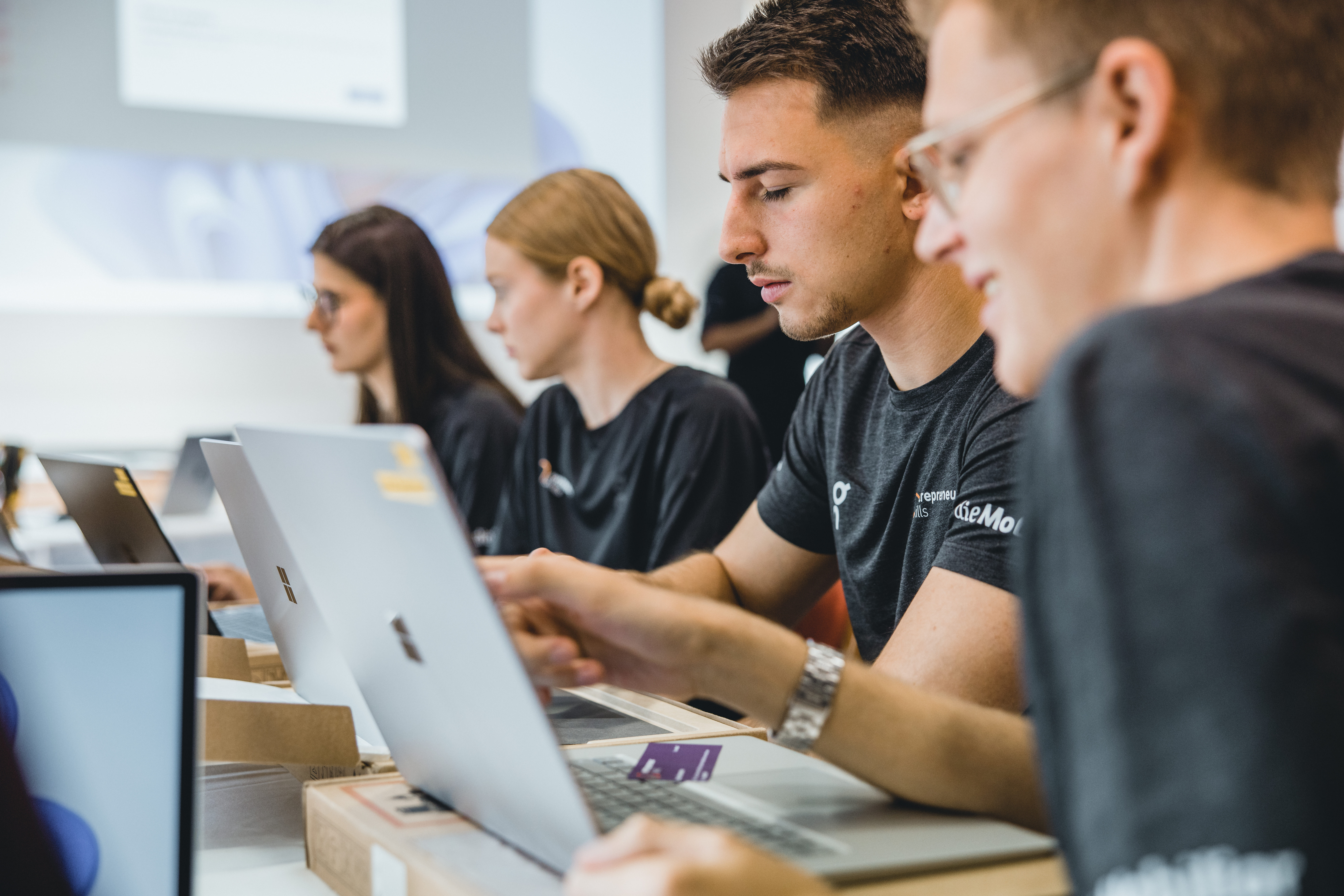 Alle Finalist:innen wurden mit Laptops von Microsoft ausgestattet