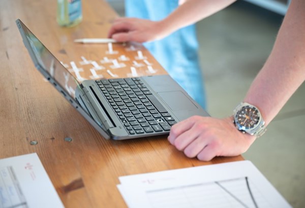 Armut und digitaler Ausschluss: Eine Korrelation, die oft vergessen geht Armut und digitaler Ausschluss: Eine Korrelation, die oft vergessen geht