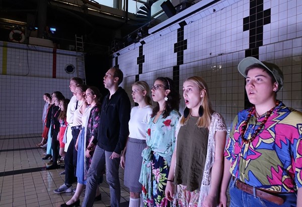 Oper im Schwimmbecken Oper im Schwimmbecken