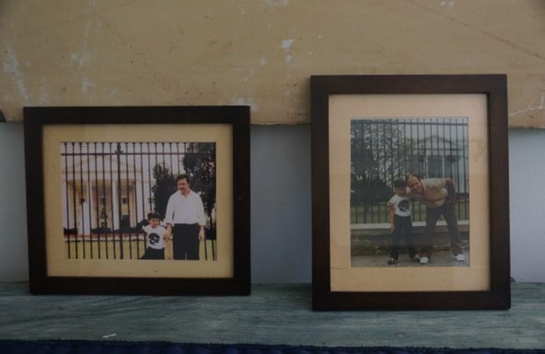 Weniger strengeren Kontrollen sei Dank: Pablo Escobar posiert 1981 mit seinem Sohn vor dem Weissen Haus in Washington.