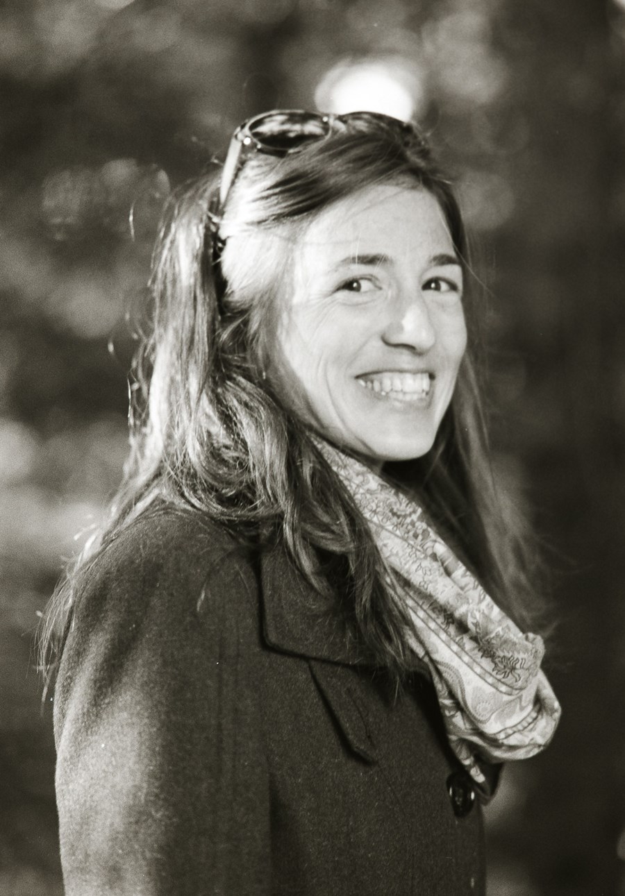 Larissa ist fasziniert von der Kommunikation: Schreiben, Moderieren, Ideen entwickeln sind alles Tätigkeiten, denen Larissa bei FH SCHWEIZ nachgeht. Wenn Larisa in ihrer Freizeit nicht gerade im Garten grübelt oder einem Volleyball nachrennt, verbringt sie die Zeit mit ausgiebigen Gesprächen in guter Gesellschaft.