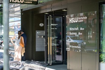 Der Eingang des Gebäudes an der Zentralstrasse 9 des Campus Luzern Bahnhof befindet sich direkt am Bahnhof. 