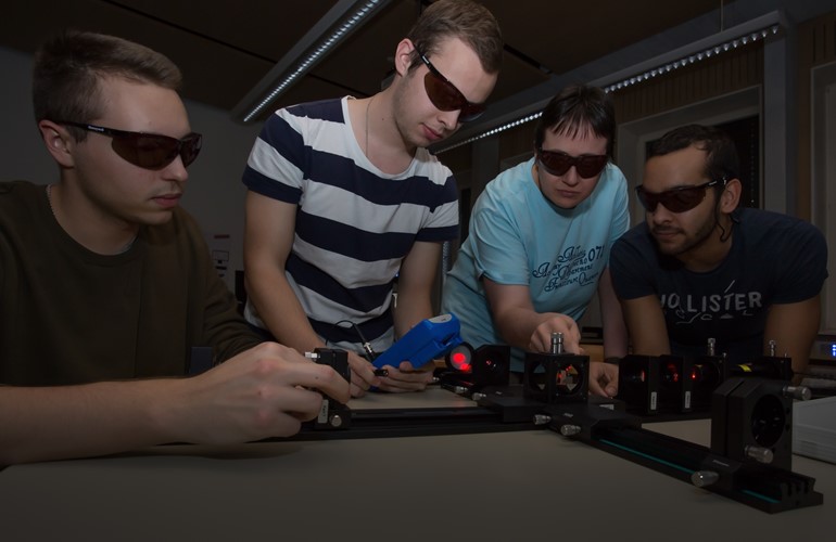 Die Studenten arbeiten mit dem Interferometer.