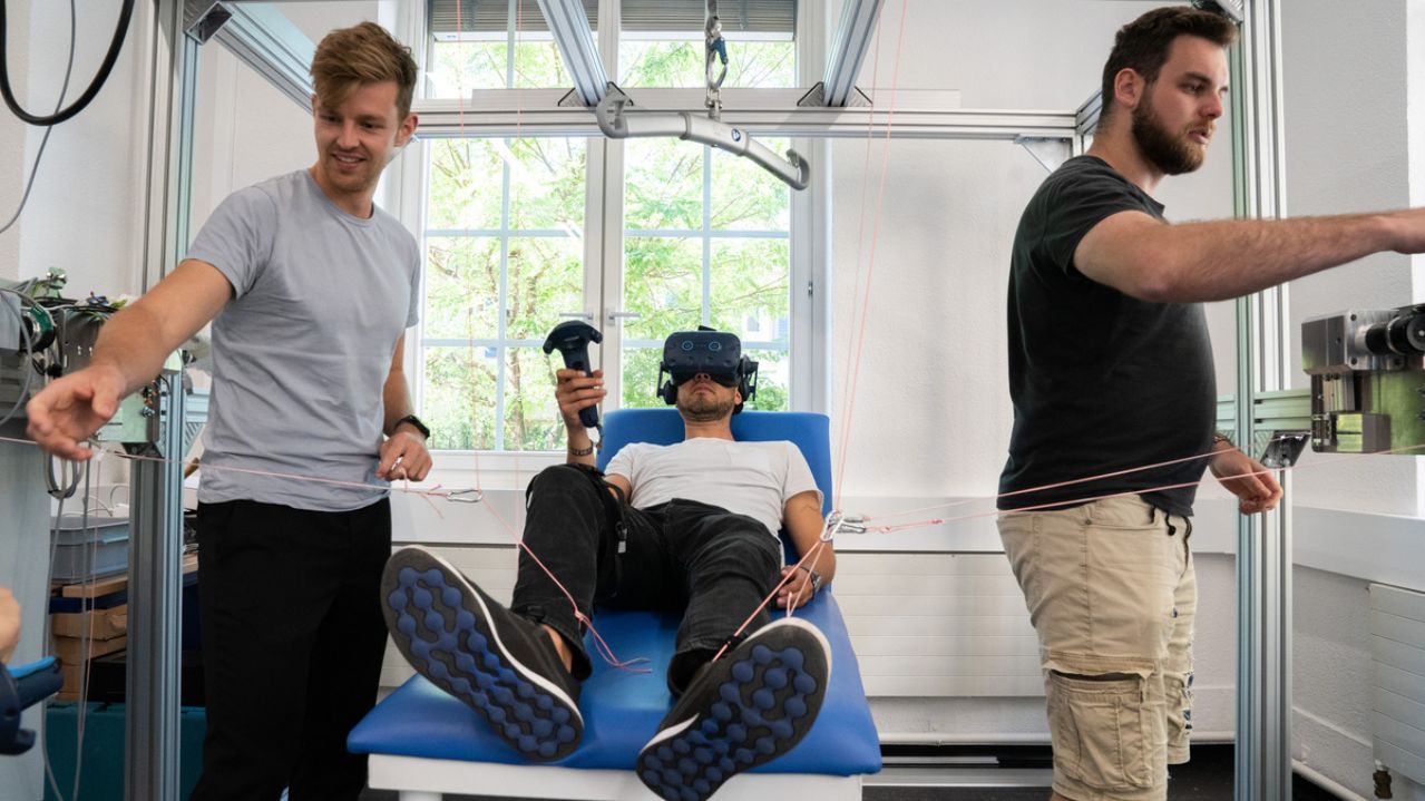 Das Rehabilitationsgerät nutzt spielerische Ansätze, um die Therapiebewegungen durchzuführen.