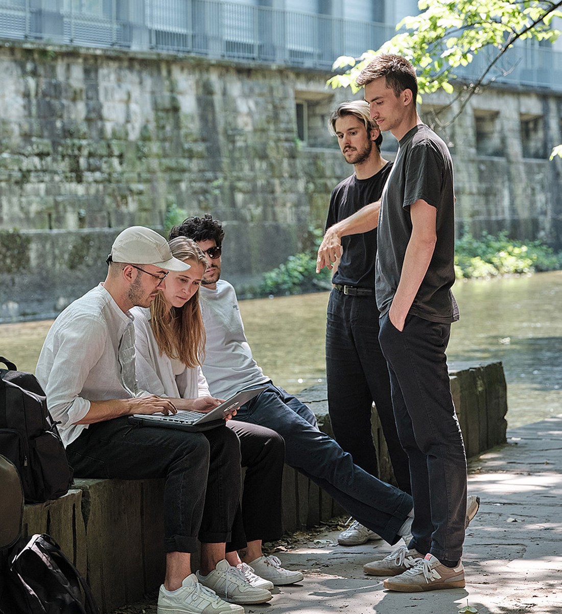 Als sie noch keine eigenen Büroräume hatten, trafen sich Selina Pfyffer und ihre Mitgründer bei schönem Wetter an der Schanzengrabenpromenade oder an der Limmat in Zürich.