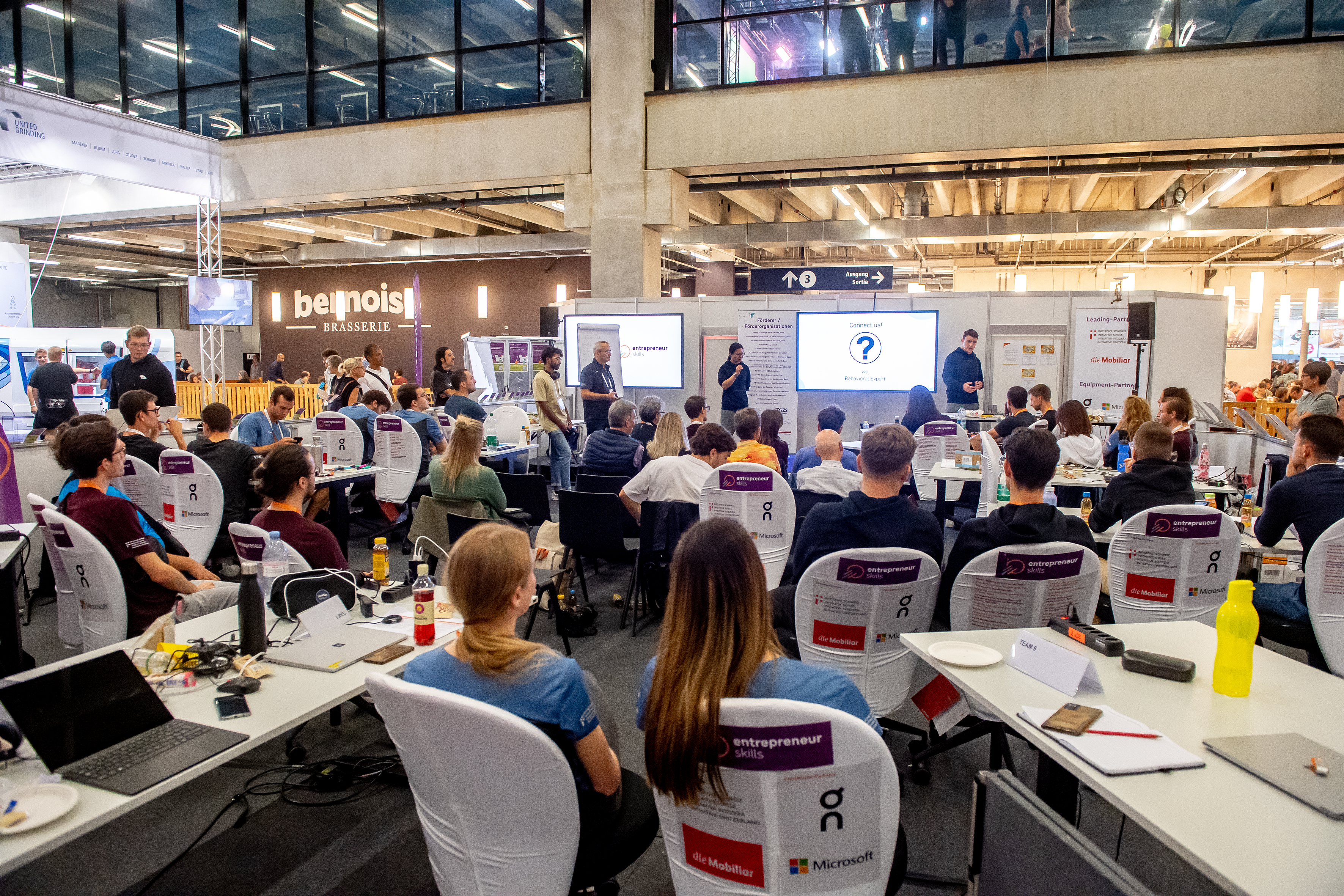 Das Gewinnerteam Ray und Ralf präsentieren ihre Geschäftsidee - ein App, das gesundheitsfördernde Gewohnheiten stärken soll.