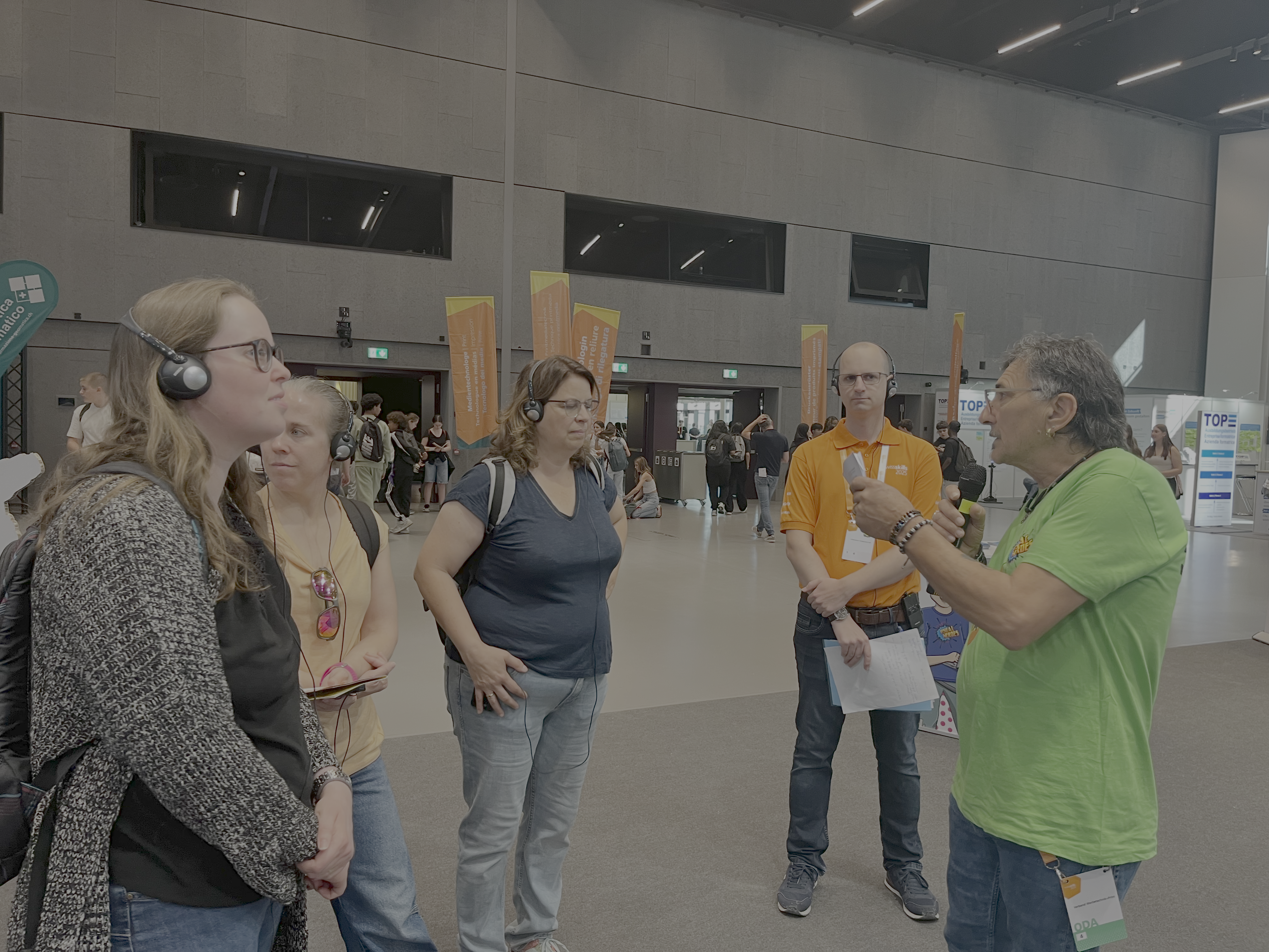 Davide Gianinazzi lässt sich mit seiner Gruppe einen Beruf vorstellen