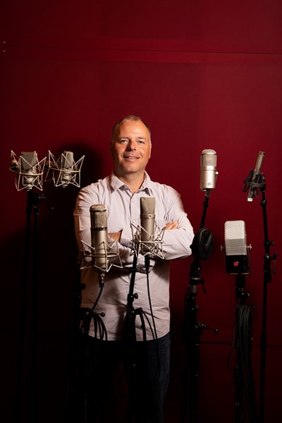 Nur eine kleine Auswahl aus dem gigantischen Mikrofon-Park in seinem Tonstudio.