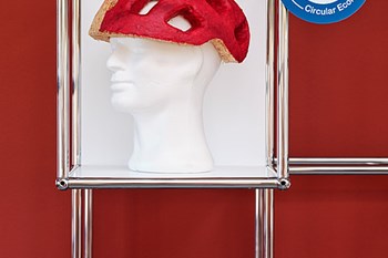 Ein Prototyp eines biologisch abbaubaren Velohelms aus Pilzgeflecht. Bild: Conradin Frei 